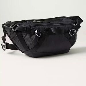 Athleta NWT Excursion Waistbag Everywhere Stowaway Fanny Pack Bag Black